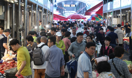 추석 앞두고 붐비는 전통시장      (서울=연합뉴스) 천정인 기자 = 추석을 앞둔 16일 서울 동대문구 청량리종합시장이 시민들로 붐비고 있다. 2018.9.16      iny@yna.co.kr  (끝)